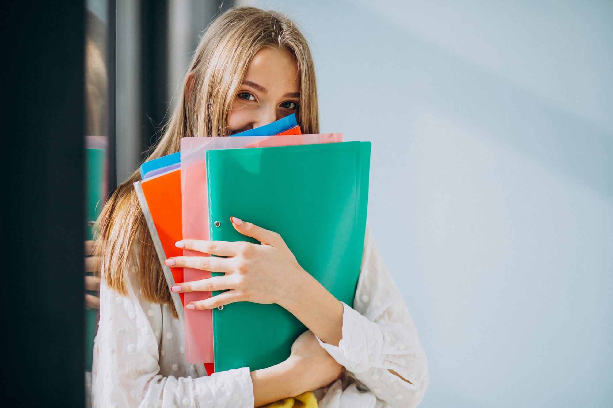 https://polishlanguagecourse.pl/wp-content/uploads/2018/09/girl-student-standing-with-colorful-folders_1303-20620.jpg